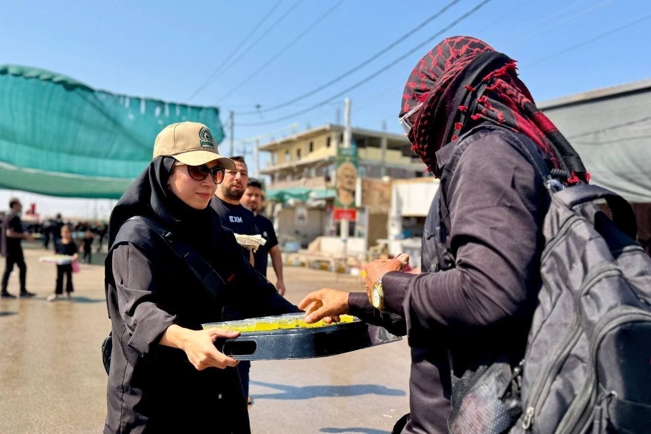 تصاویر خدمت‌رسانی ورزشکاران و مدال‌آوران به زائرین اربعین