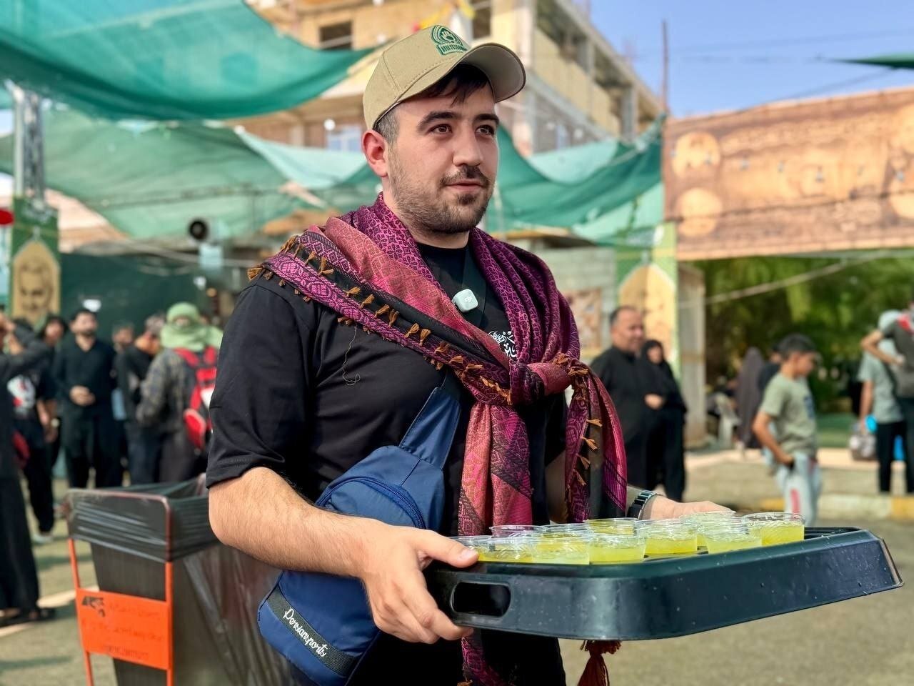 تصاویر خدمت‌رسانی ورزشکاران و مدال‌آوران به زائرین اربعین