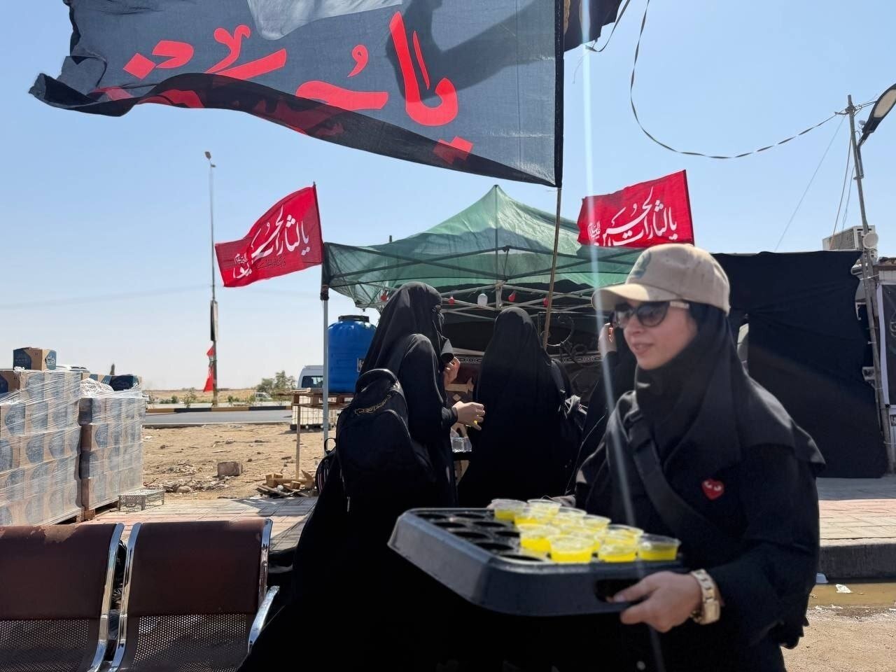 تصاویر خدمت‌رسانی ورزشکاران و مدال‌آوران به زائرین اربعین