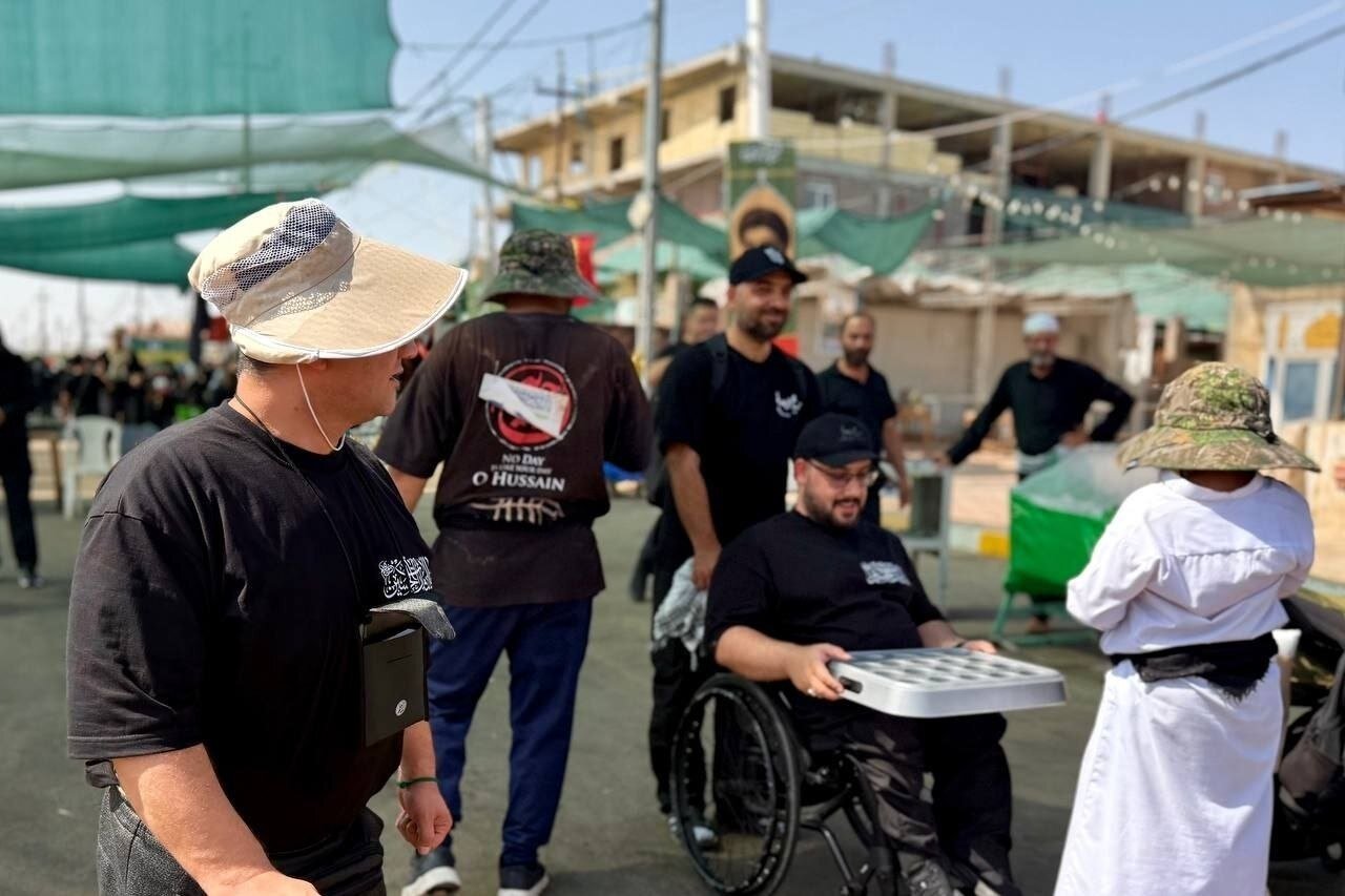 تصاویر خدمت‌رسانی ورزشکاران و مدال‌آوران به زائرین اربعین