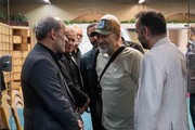 چهره مغموم همسر و دختر اکبر عبدی در مسجد بلال | عکس