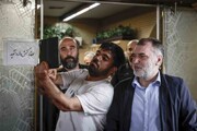 تصاویری جالب از سلفی‌بگیران با سلبریتی‌ها در مراسم مرحوم اکبر عبدی! ببینید