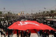 اهتزاز بزرگترین پرچم خون‌خواهی رهبر شهید در بین الحرمین | تصاویر