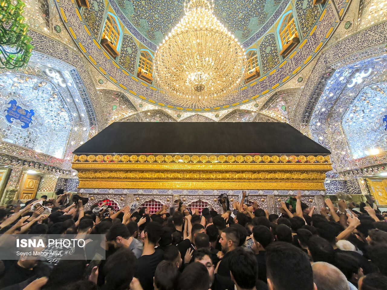 حال و هوای حرم امیرالمومنین(ع) در آستانه اربعین + ویدئو | برافراشته‌شدن پرچم ایران در حرم سیدالشهدا(ع)