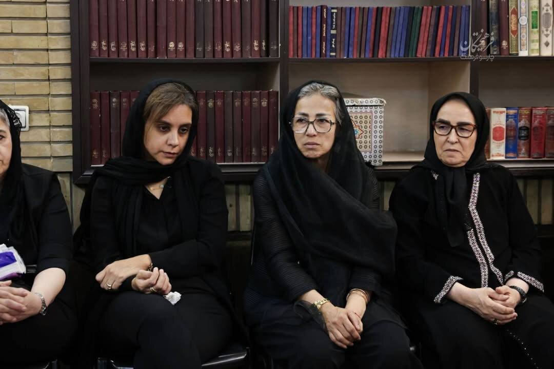 چهره مغموم همسر و دختر اکبر عبدی در مسجد بلال | عکس