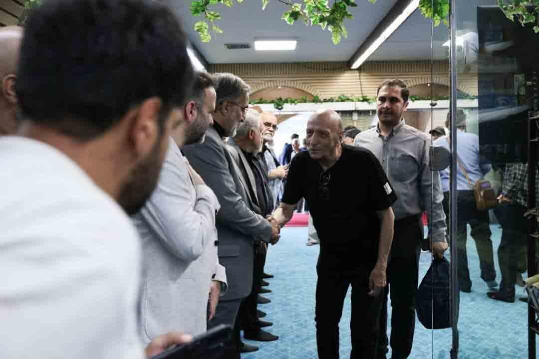 تصاویری از حضور چهره ها در مراسم یادبود اکبر عبدی؛ ببینید | از اصغر سمسارزاده تا مهران رجبی