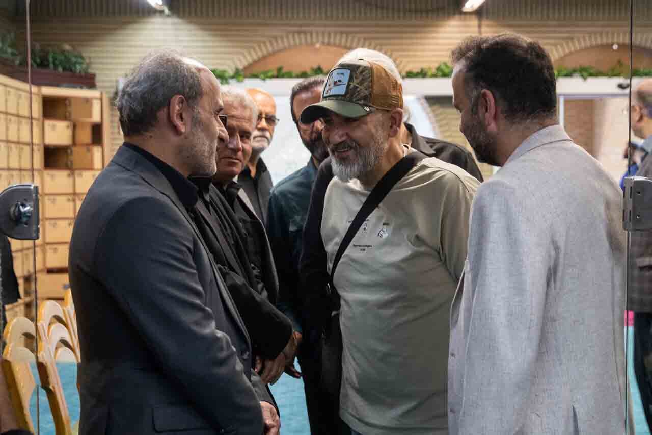 چهره مغموم همسر و دختر اکبر عبدی در مسجد بلال | عکس