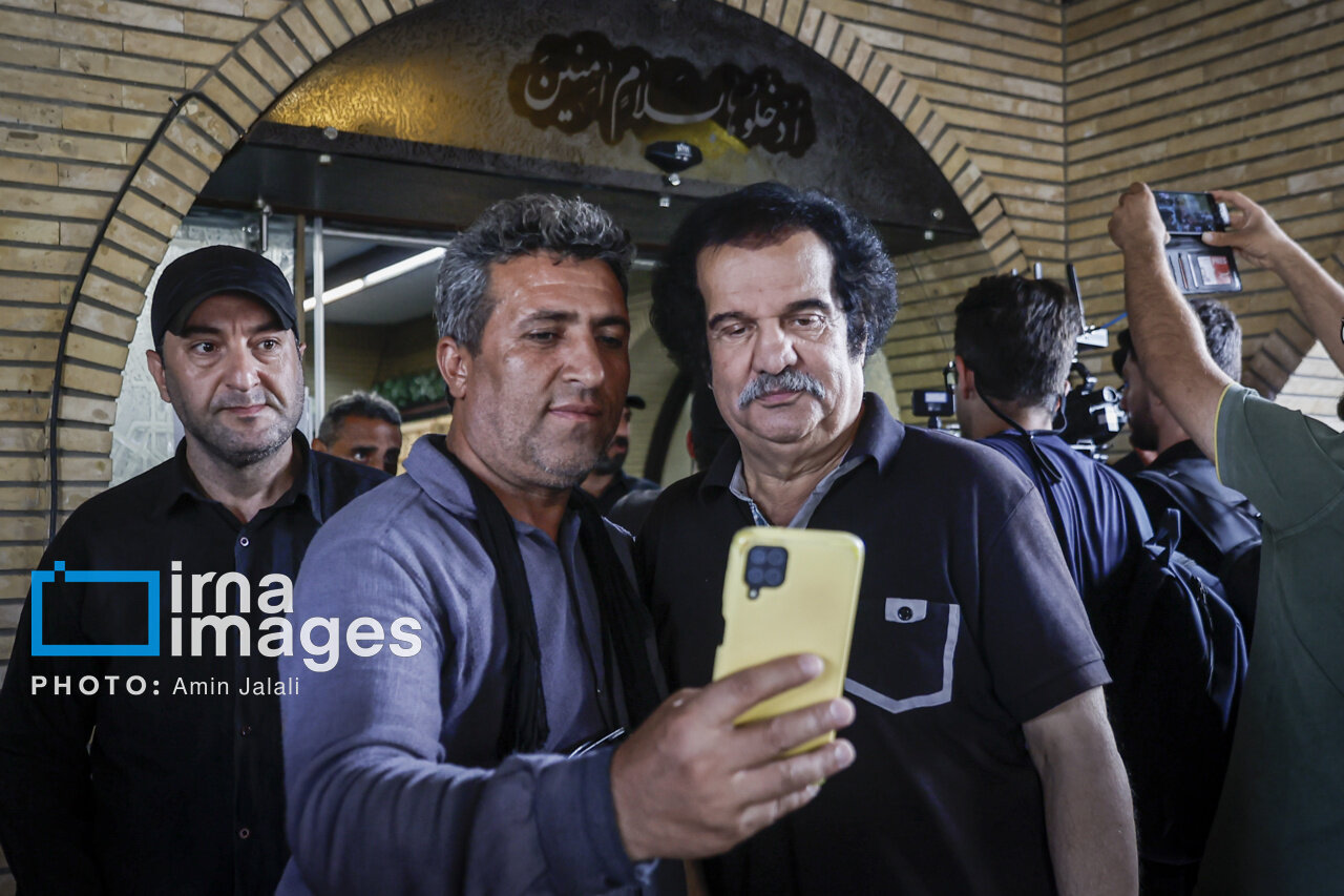 تصاویری جالب از سلفی‌بگیران با سلبریتی‌ها در مراسم مرحوم اکبر عبدی! ببینید