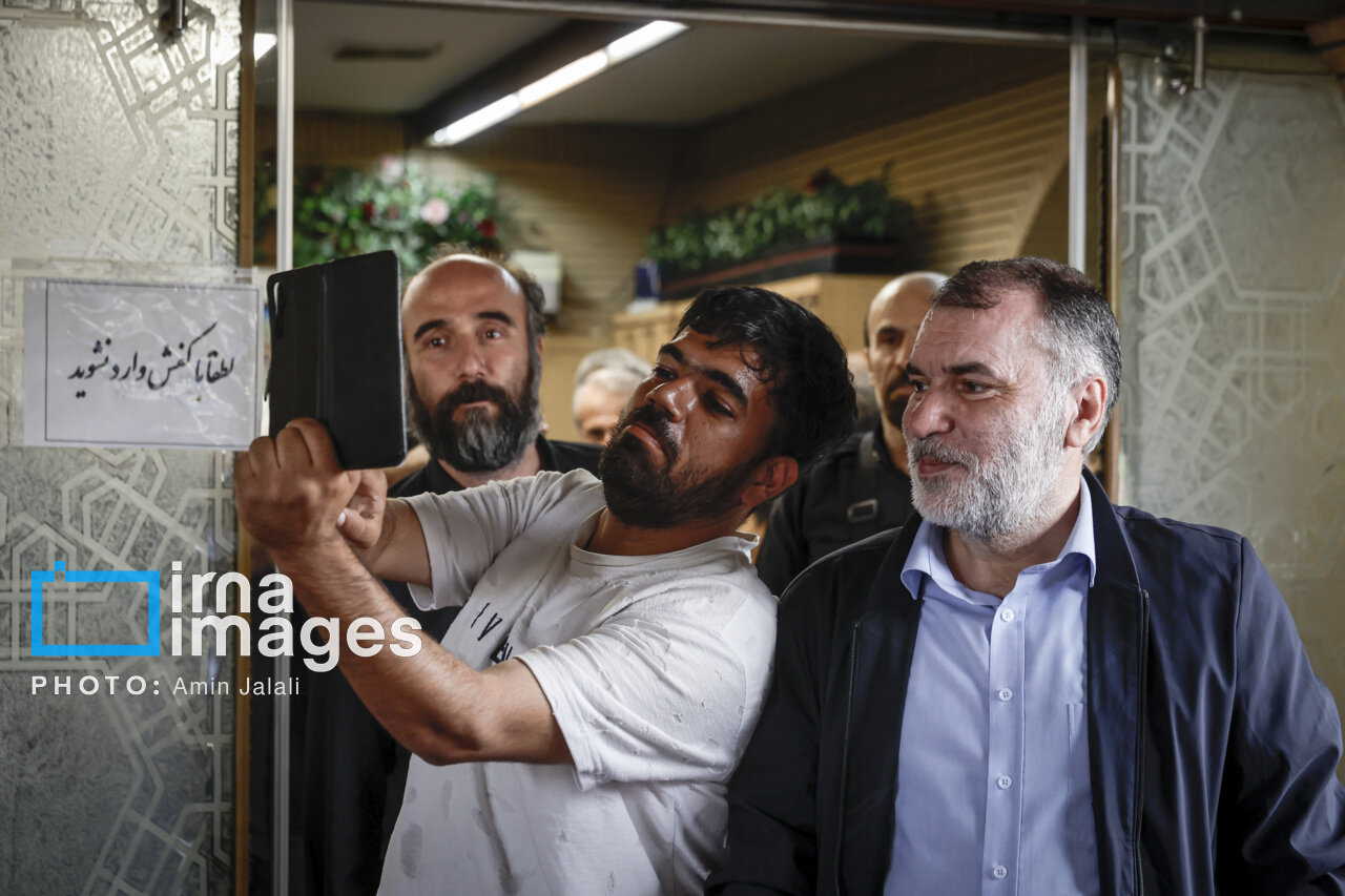 تصاویری جالب از سلفی‌بگیران با سلبریتی‌ها در مراسم مرحوم اکبر عبدی! ببینید