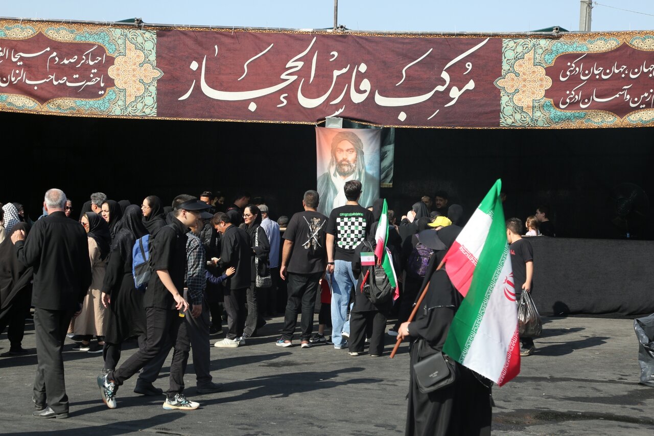 تصاویری از یک روز پیاده‌روی میلیونی جاماندگان اربعین از میدان امام حسین(ع) تا قبله تهران