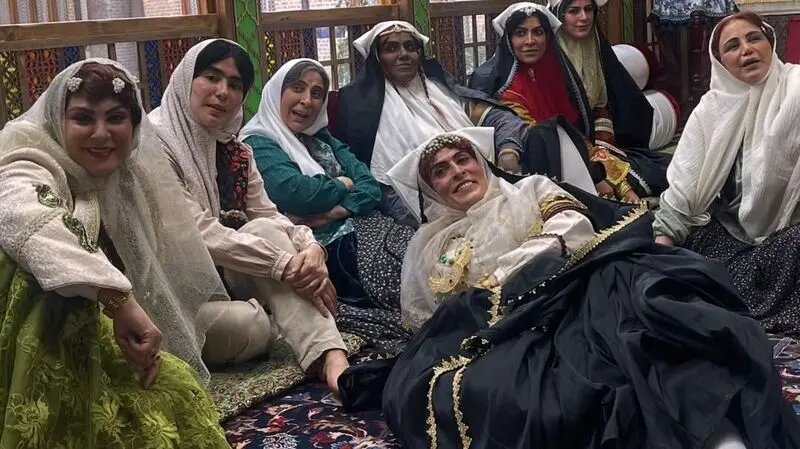 تصاویری جالب از بازیگران زن «بامداد خمار» در پشت صحنه سریال | عکسی به سبک دوران قاجار