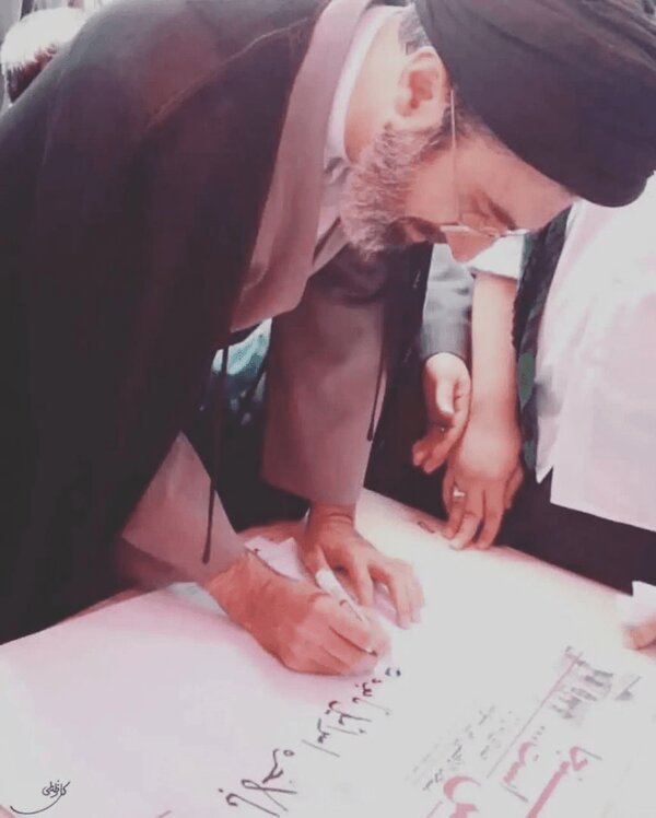 تصویری تازه از آیت‌الله سیدمجتبی خامنه‌ای در حال نوشتن عبارتی درباره اسرائیل