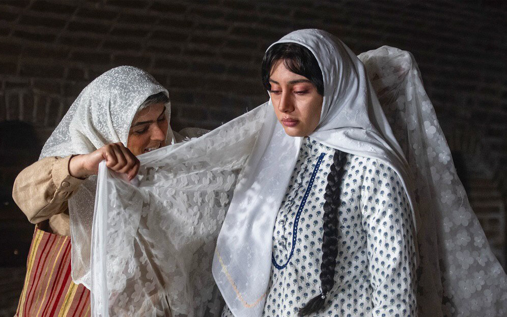مرجانه گلچین، ترلان پروانه و گلاره عباسی در پشت صحنه «بامداد خمار» | تصاویر
