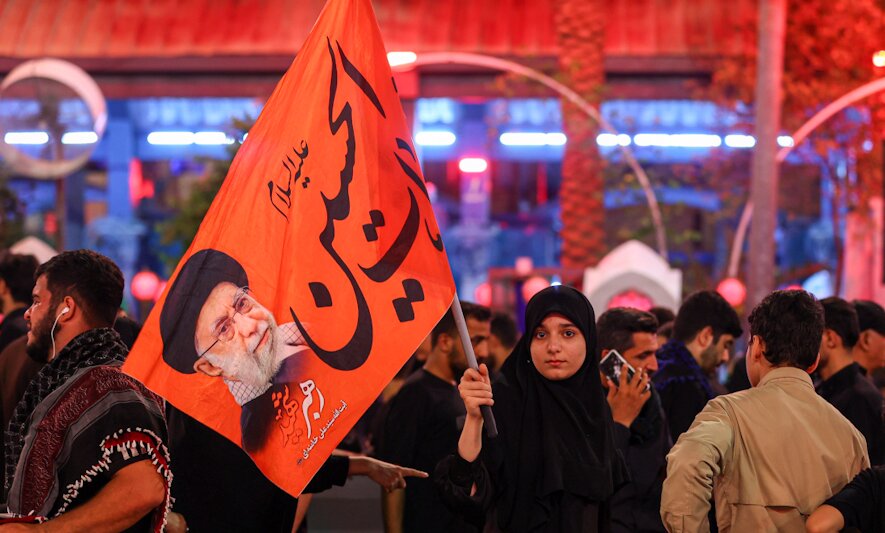 22 میلیون پروانه در مسیر عاشقی | روایتی از پرچم‌های سرخ خونخواهی که امسال در اربعین، در کنار عزای حسینی برافراشته شد