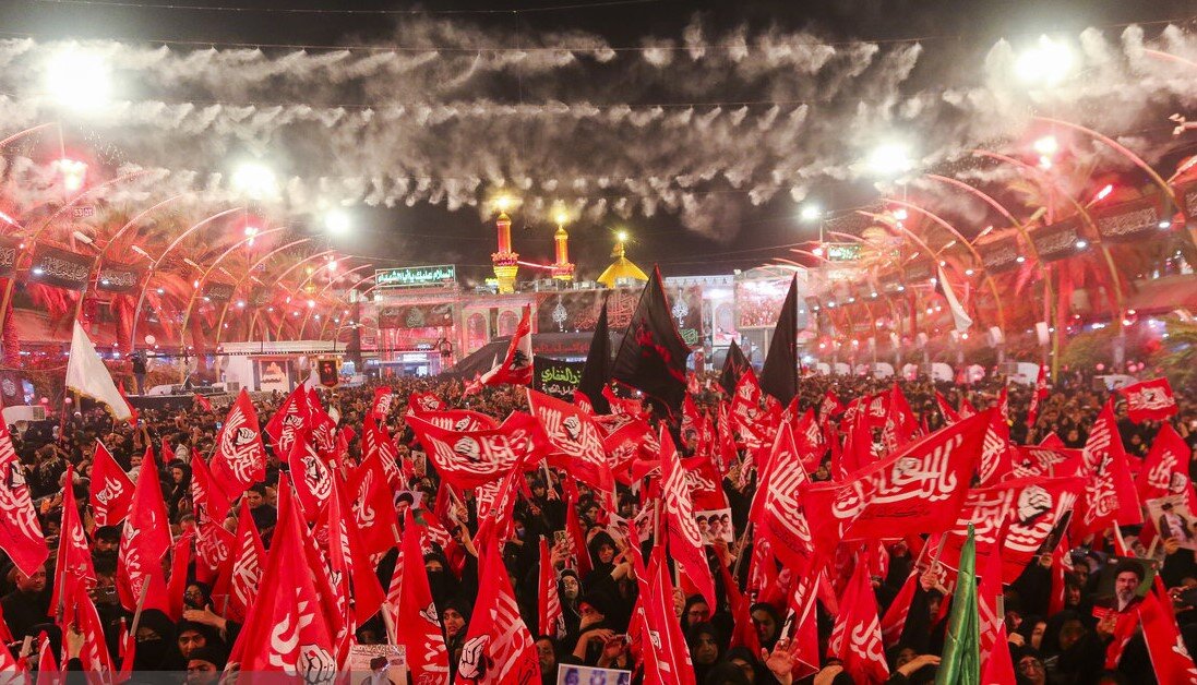 22 میلیون پروانه در مسیر عاشقی | روایتی از پرچم‌های سرخ خونخواهی که امسال در اربعین، در کنار عزای حسینی برافراشته شد