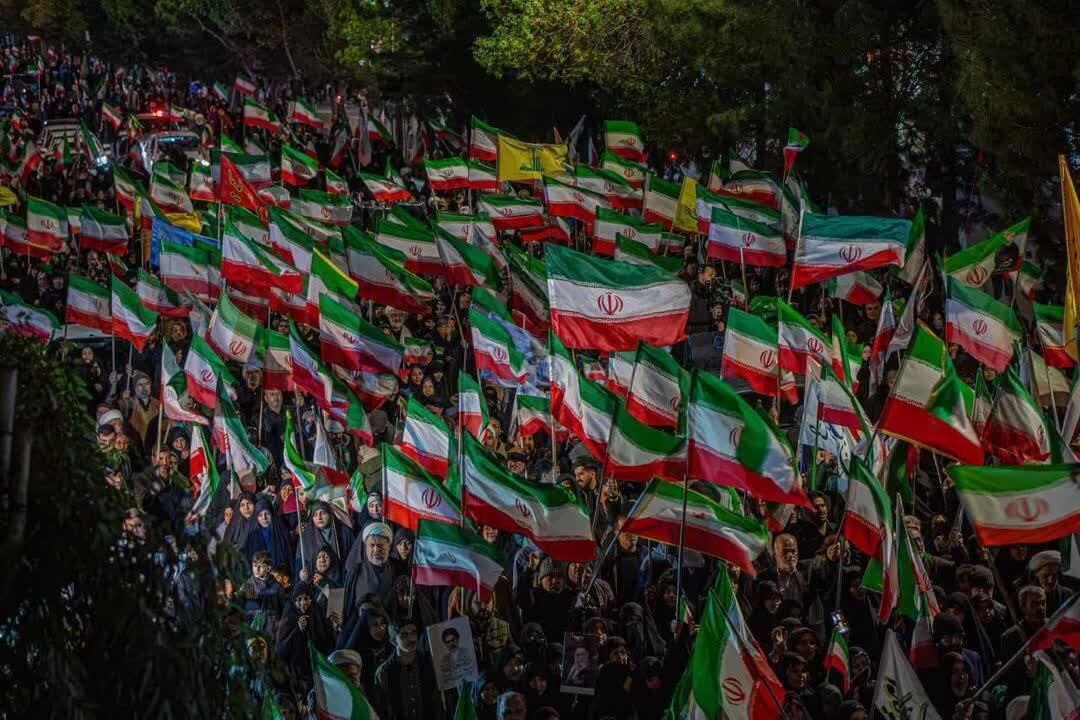 با این افراد مبارزه کنید، ولو عمامه بر سر داشته باشند! | چه کسانی به دشمن کمک می کنند؟