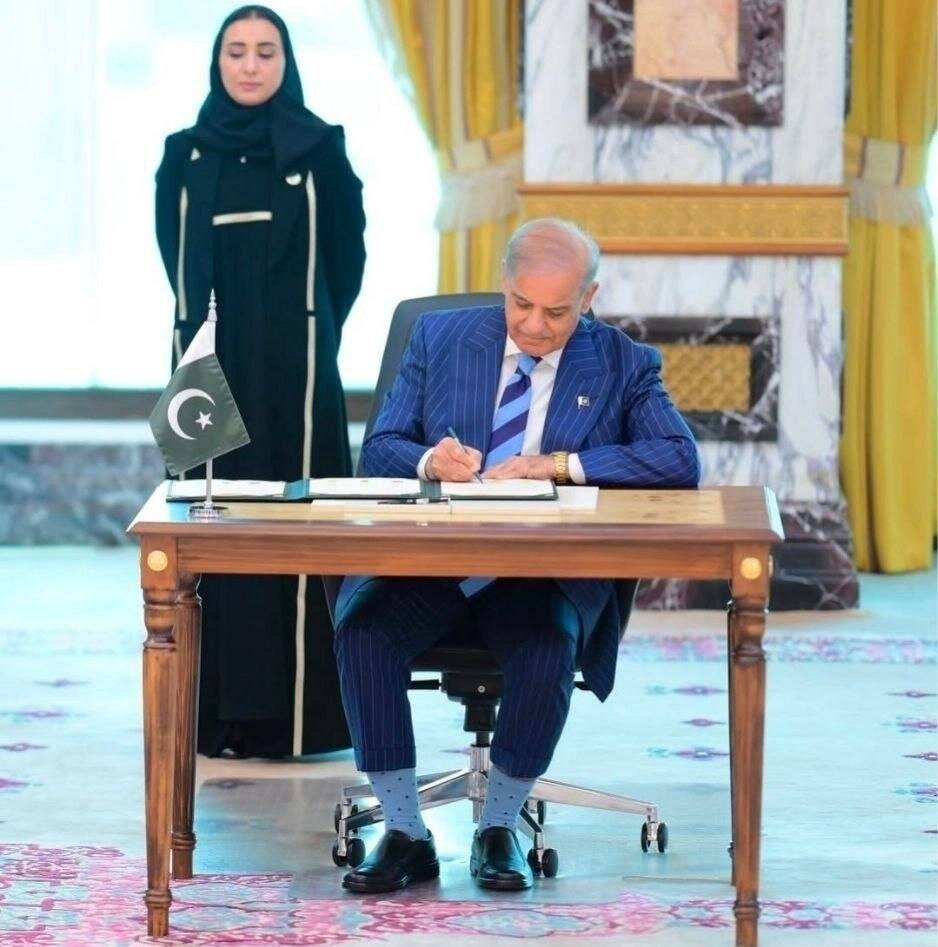 جوراب‌ خاص شهباز شریف در مراسم امضا توافق‌