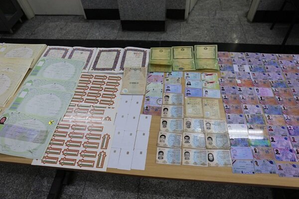 دستگیری جاعلان حرفهای مدرک در تهران ؛ از سند ازدواج و پاسپورت تا مدرک دانشگاه | اعتراف جاعل اصلی به جعل ۴ هزار مدرک+ تصاویر