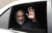 تصاویر سیدمحمد خاتمی با پای آسیب دیده و عصا به دست؛ ببینید
