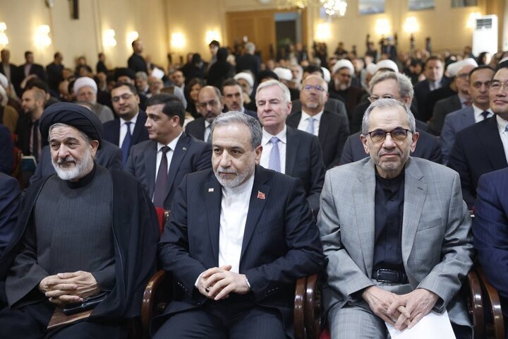 عکس یادگاری عراقچی با تعزیه خوان ها در یک مراسم