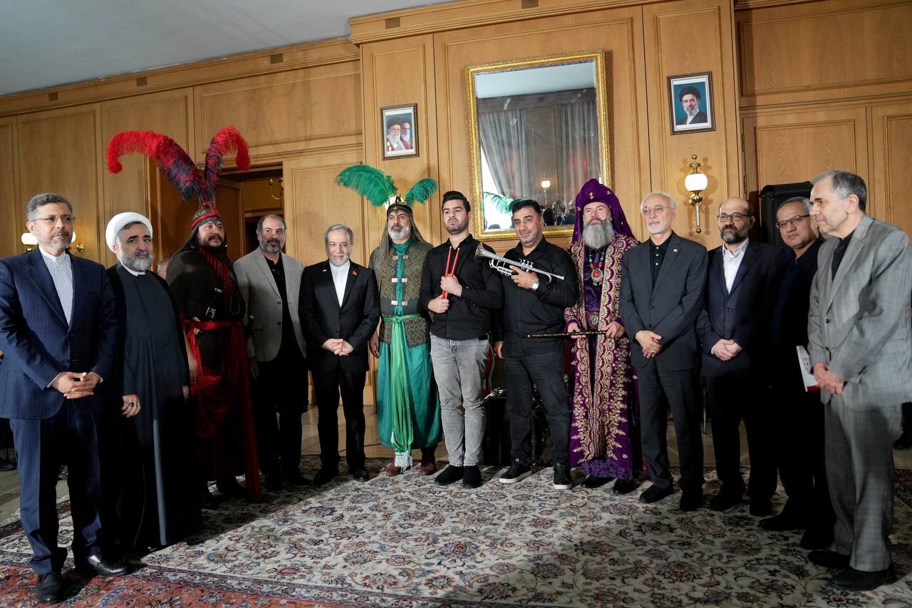 عکس یادگاری عراقچی با تعزیه خوان ها در یک مراسم