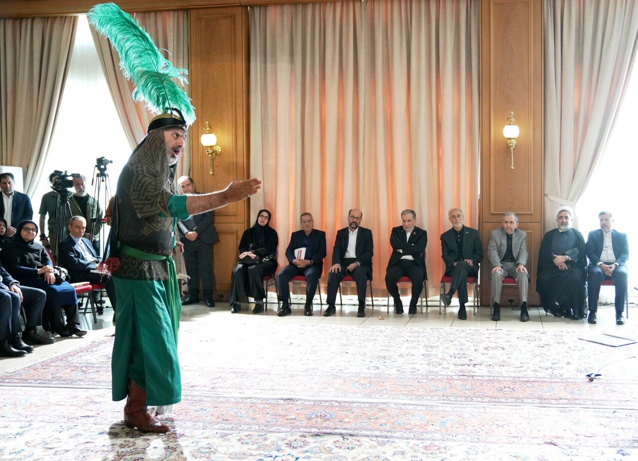 عکس یادگاری عراقچی با تعزیه خوان ها در یک مراسم