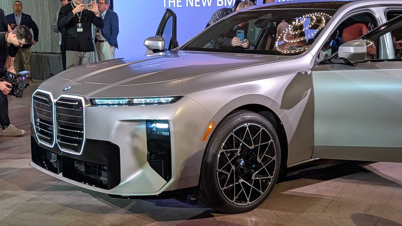 فناوریهای جدید سری ۷ BMW با صفحه نمایش سینمایی برای سرنشینان