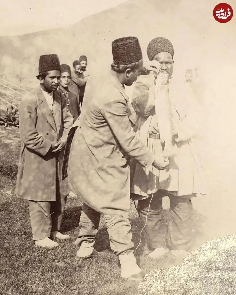 «دوستعلی خان، نوۀ ناصرالدین شاه» در حال ماهیگیری در رودخانۀ لار | عکس