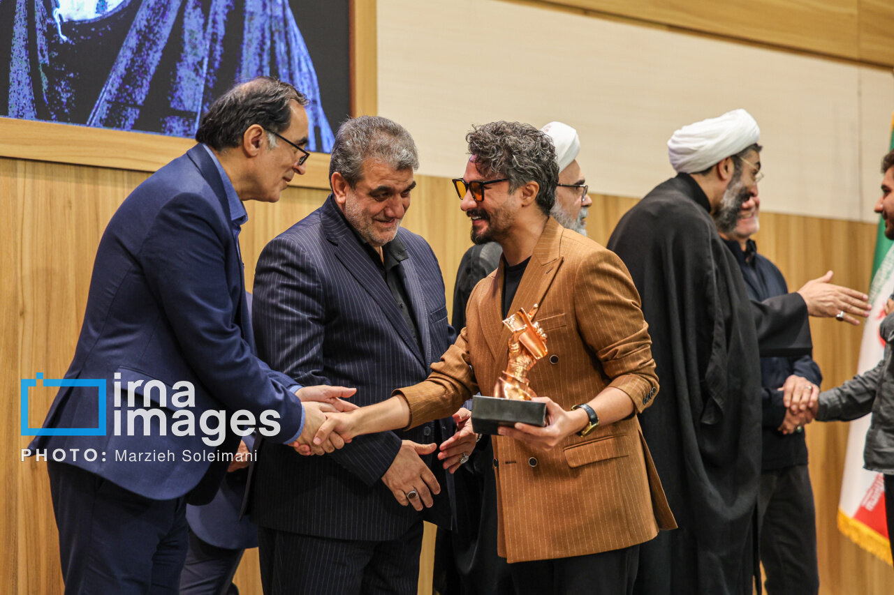 خواننده پاپ از پزشکیان جایزه گرفت | تصاویر