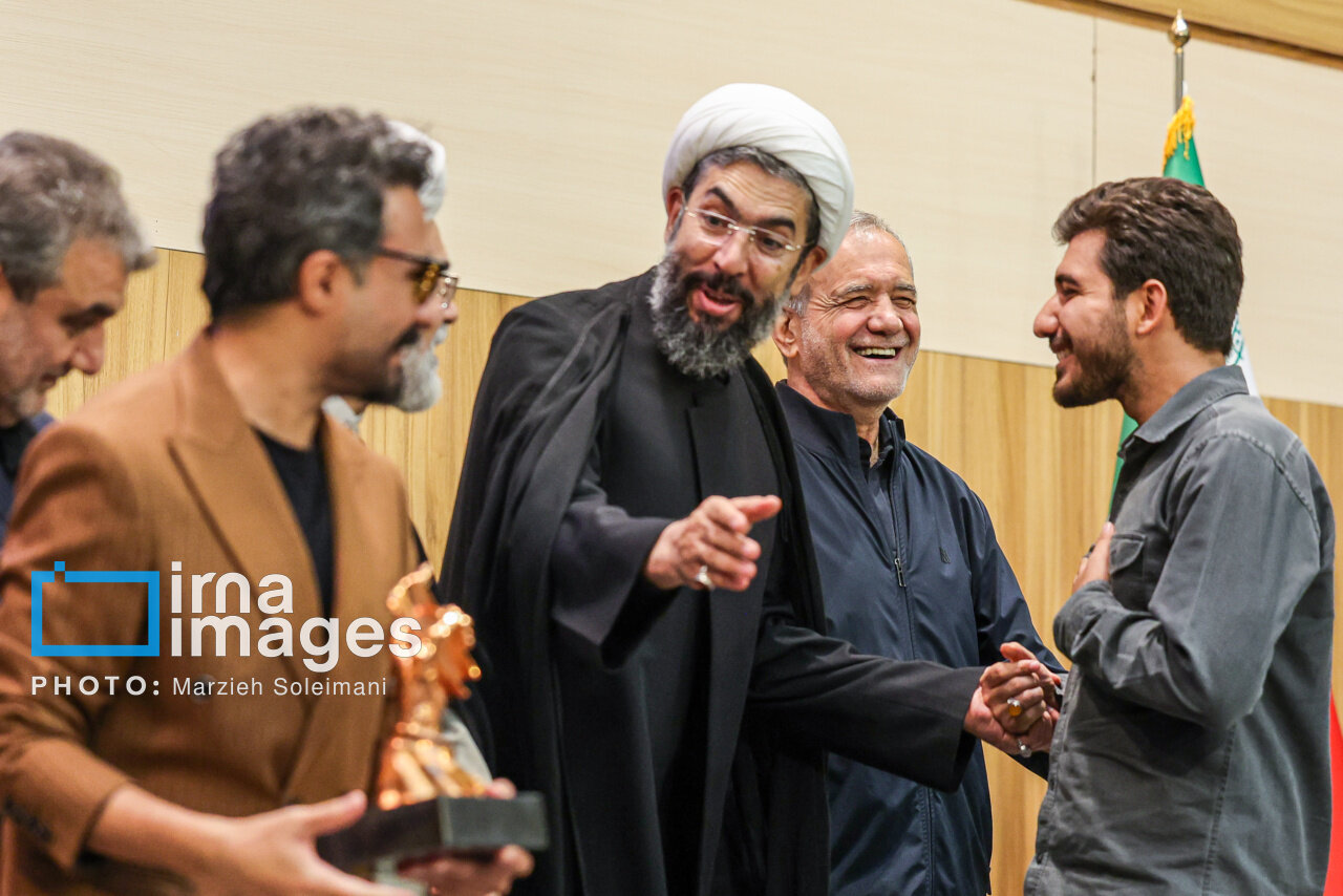 خواننده پاپ از پزشکیان جایزه گرفت | تصاویر