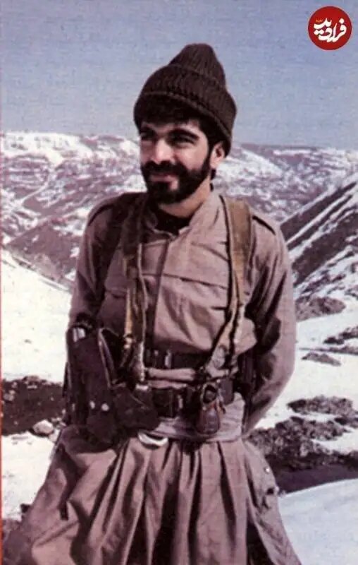 تصویری قدیمی از سردار رادان با لباس کردی در جبهه