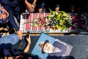 تصویر منوچهر هادی بر سر مزار زنده‌یاد اکبر عبدی