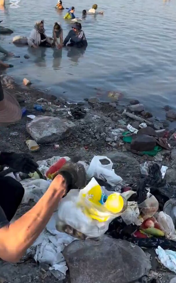 وضعیت تأسف‌بار دریاچه ارومیه با هجوم گردشگران + تصاویر | ورود دستگاه قضا به انباشت زباله در حاشیه دریاچه