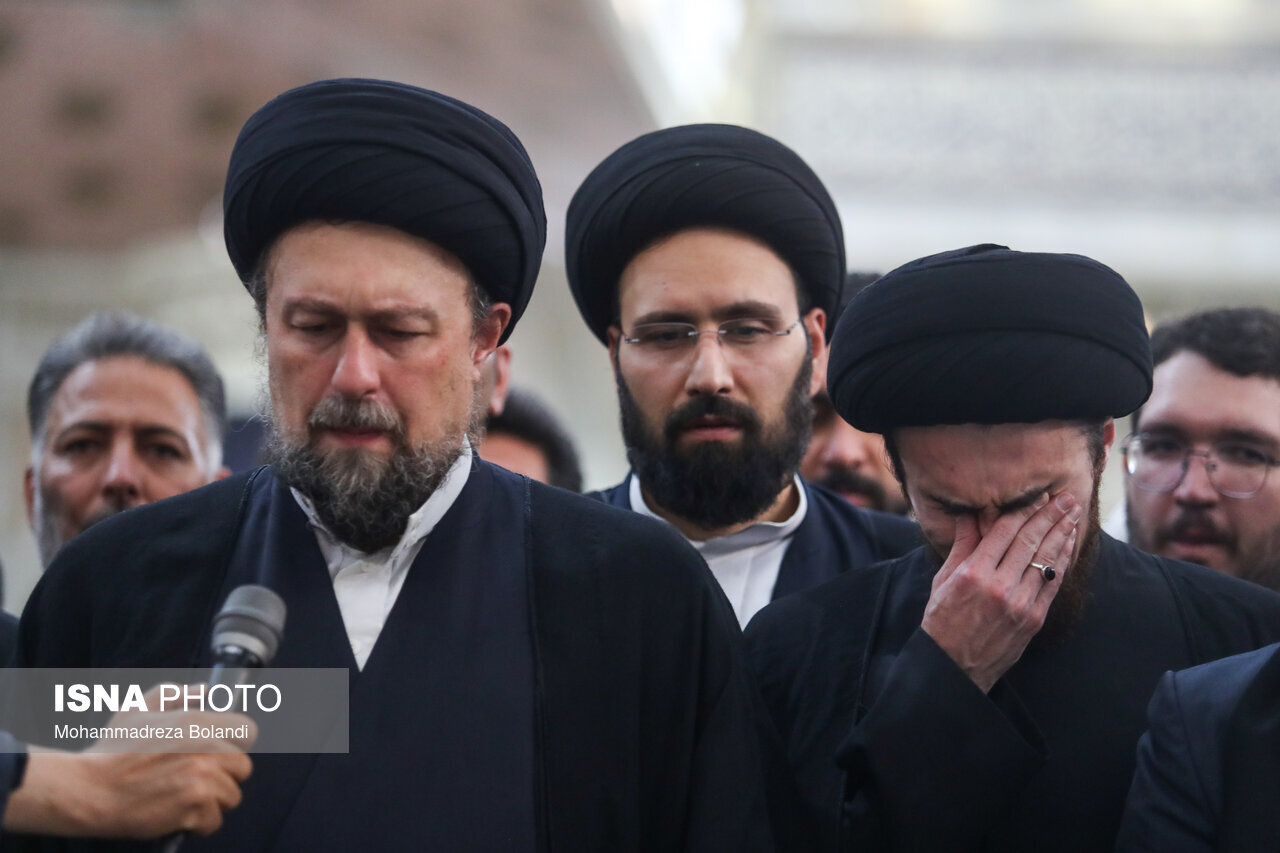 بی‌تابی و گریه‌های سید احمد خمینی برای مادربزرگش | تصاویر