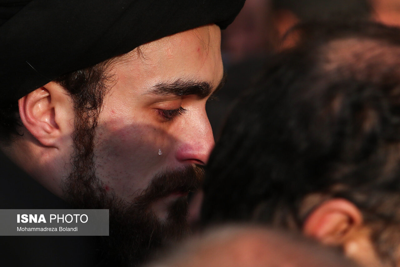 بی‌تابی و گریه‌های سید احمد خمینی برای مادربزرگش | تصاویر