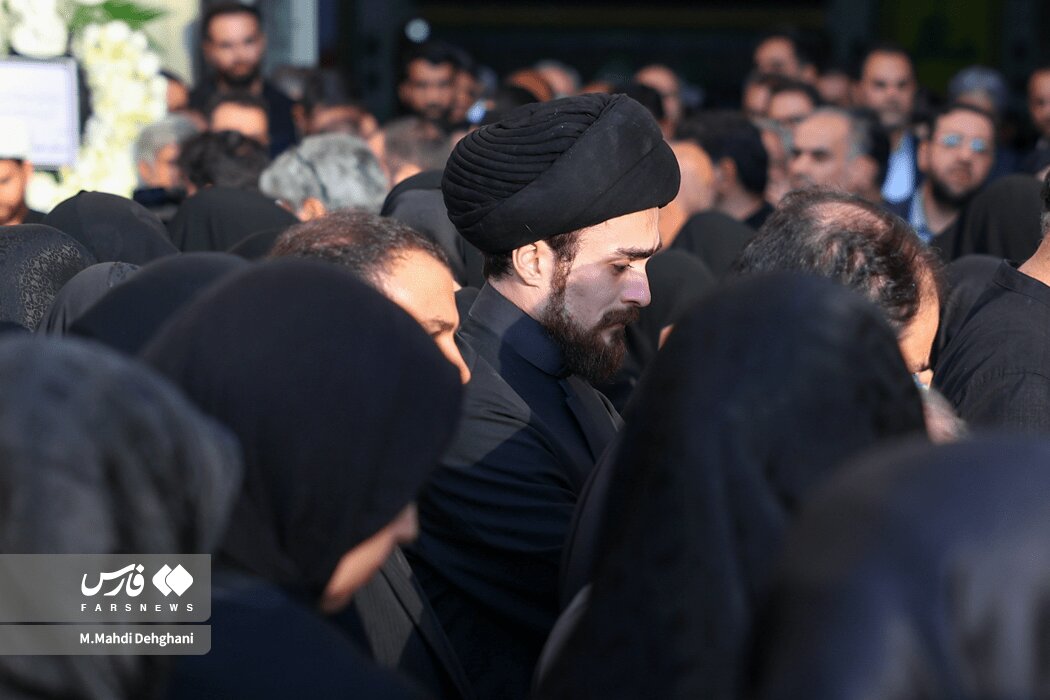 بی‌تابی و گریه‌های سید احمد خمینی برای مادربزرگش | تصاویر