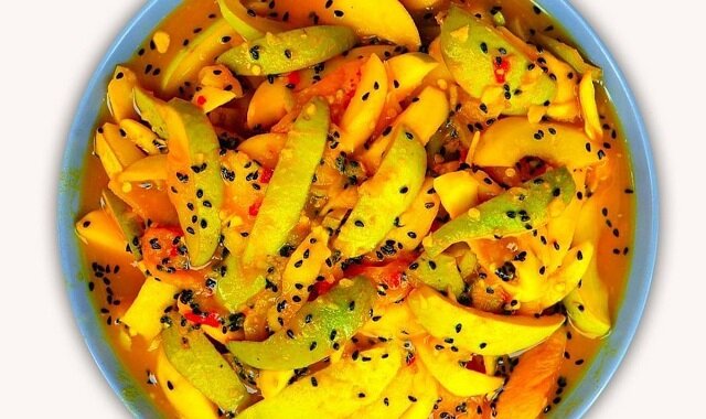 ترشی انبه جنوبی؛ بمب طعم و چاشنی همیشگی سفرههای خاص