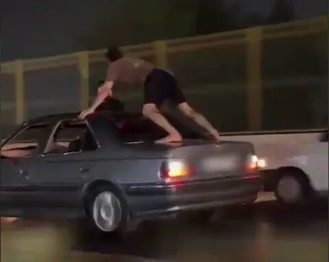 مرد پابرهنه روی صندوق عقب پژو + عکس