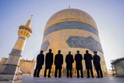 تعویض پرچم گنبد حرم مطهر رضوی پس از ۶۳ روز عزاداری | تصاویر