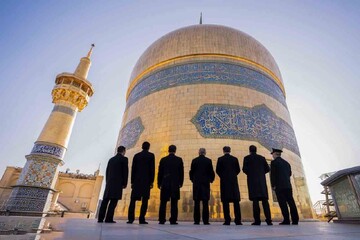 تعویض پرچم گنبد حرم مطهر رضوی پس از ۶۳ روز عزاداری | تصاویر
