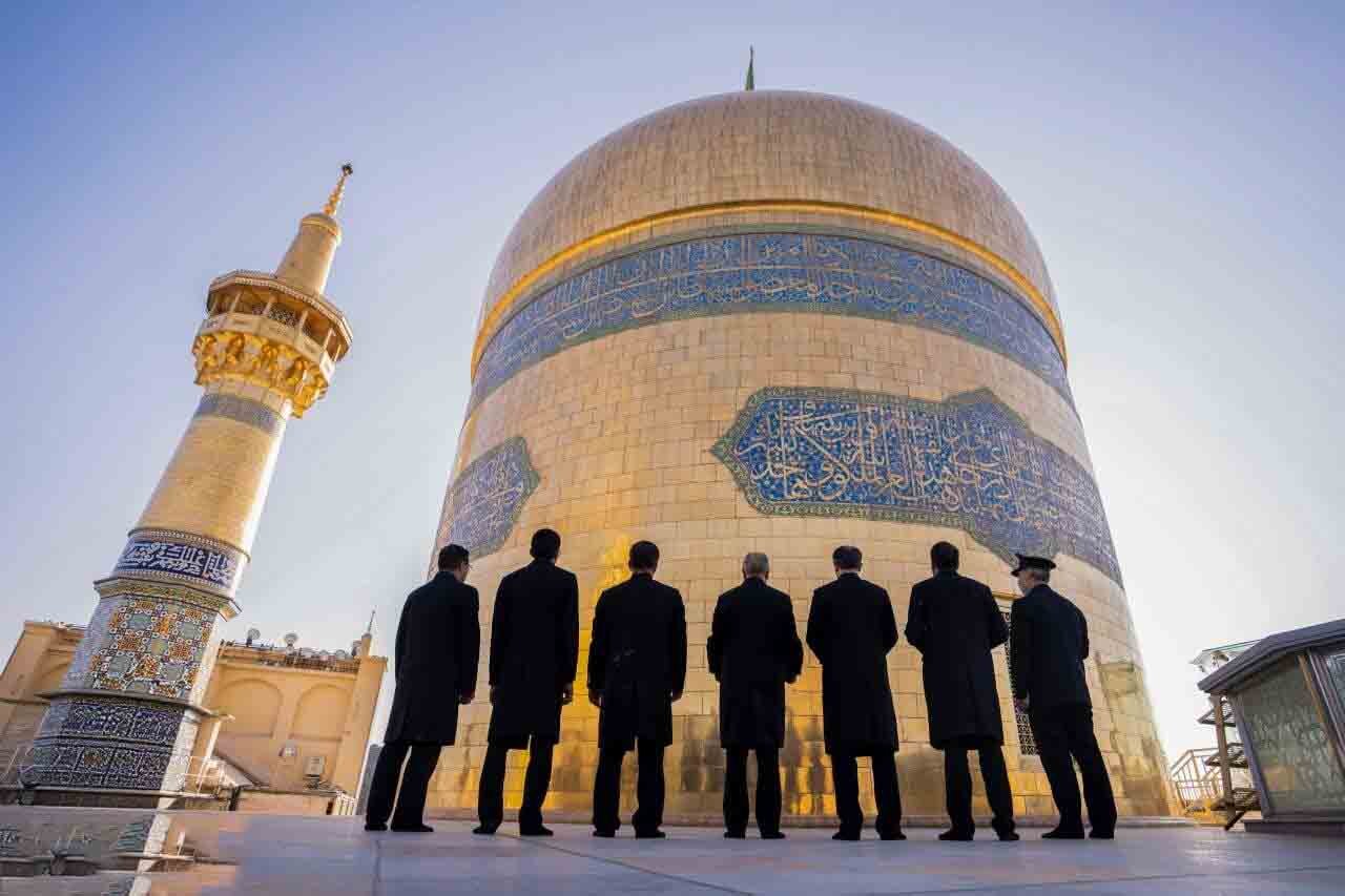 تعویض پرچم گنبد حرم مطهر رضوی پس از ۶۳ روز عزاداری | تصاویر