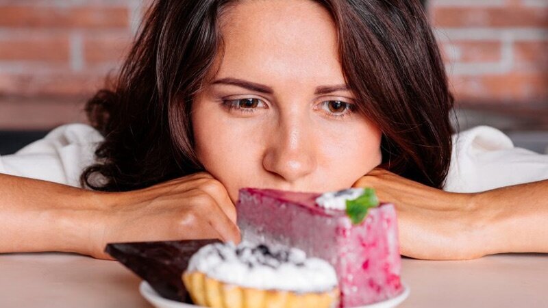 چرا مدام هوس شیرینی می‌کنیم؟؛ ۹ دلیل و ترفند ساده برای کنترل آن