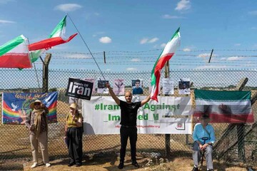 تصاویر تجمع حامیان ایران مقابل پایگاه آمریکا در انگلیس