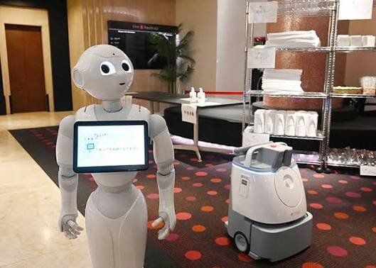 پذیرش بدون انسان در یک هتل ۴۴ اتاقه در چین | از پذیرش، نظافت، غذا و خدمات اتاق تا روبات پشت پیشخوان