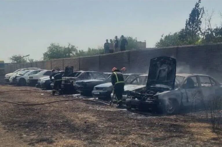 آتش گرفتن ۲۸ خودرو در پارکینگ توقیفی‌ها + عکس