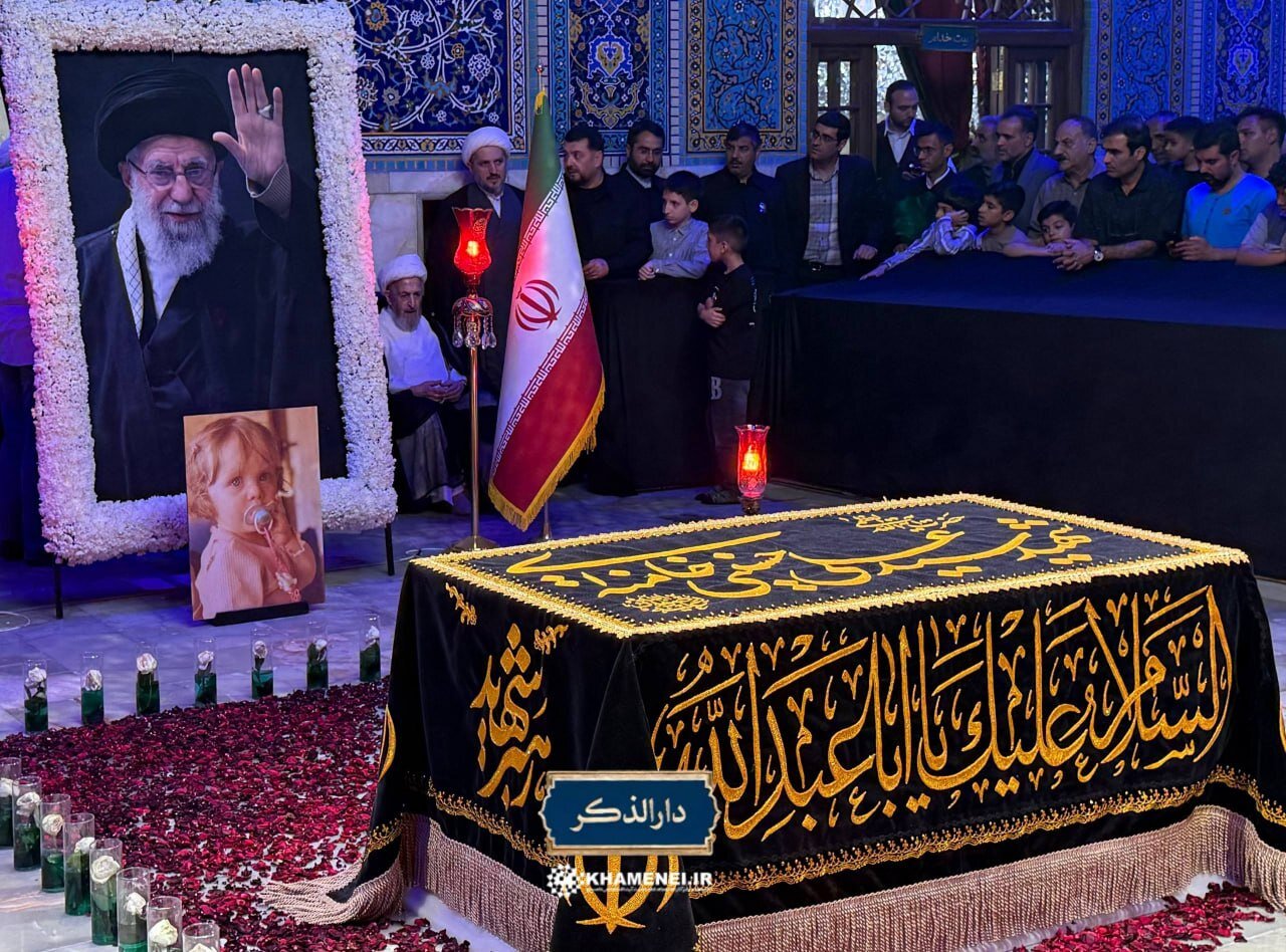 مرجع عالیقدر شیعه بر سر مزار رهبر شهید | عکس