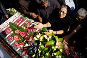 جشن تولد اکبر عبدی بر سر مزارش  + فیلم | سنگ قبر متفاوت مرد هزار چهره سینمای ایران
