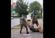 ویدئوی وایرال شده از روش عجیب بردن سربازان به جبهه | تلاش سگ را هم ببینید!