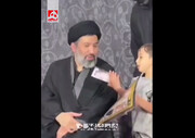 فرزند رهبر شـهید و تصاویری از گفتگوی یک کودک با وی + ویدئو | نشان دادن عکسی از آقای شـهید و تلاش برای ثبت عکس سلفی