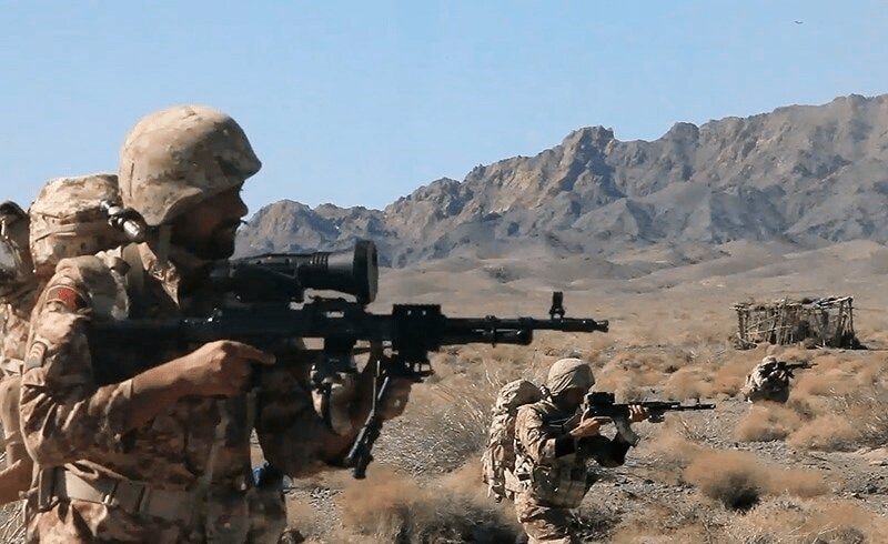 فیلم شلیک فرمانده، سلاح ویژه تکاوران را بر سر زبان‌ها انداخت + تصاویر | تیربار ثعبان آماده شکار فرماندهان دشمن | راز ثعبان در دست تکاوران ایرانی